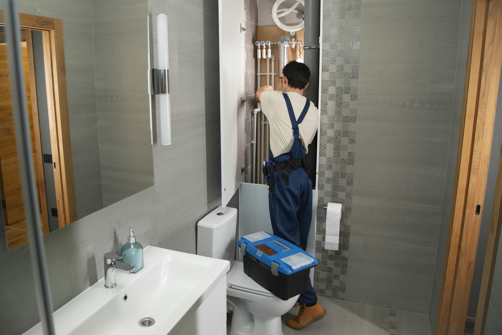Plombier intervenant dans une salle de bains